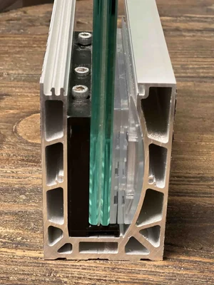 Garde corps vitré – Rail au sol réglable